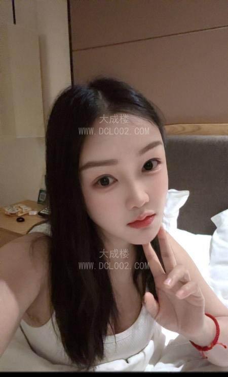 白云颜值女友依依