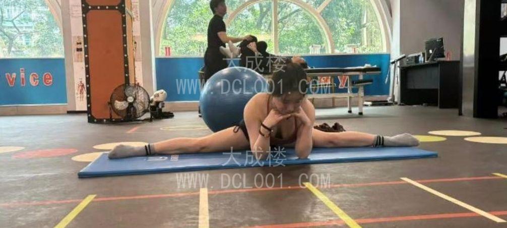 一字马小幸运老师