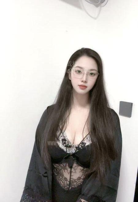 反差御姐明媚儿